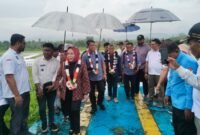 Penyambutan Ketua Umum DPP APDESI Surta Wijaya, beserta rombongan di Bandara Oesman Sadik Labuha || Foto : Ridal_kasedata