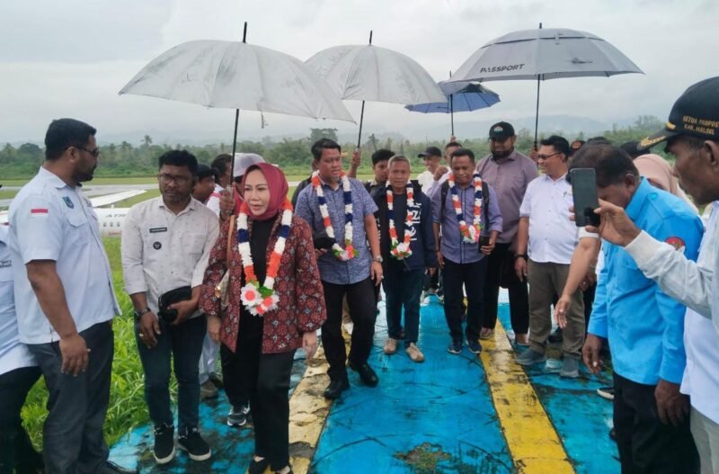 Penyambutan Ketua Umum DPP APDESI Surta Wijaya, beserta rombongan di Bandara Oesman Sadik Labuha || Foto : Ridal_kasedata