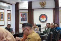 Rapat koordinasi yang diikuti Kepala Dinas PMD Halsel, M. Zaky Abdul Wahab, Kepala Dinas Kominfo, Statistik, dan Persandian Sutego serta Asisten 1 Bustamin Soleman. || dok : Kasedata 