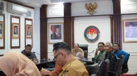 Rapat koordinasi yang diikuti Kepala Dinas PMD Halsel, M. Zaky Abdul Wahab, Kepala Dinas Kominfo, Statistik, dan Persandian Sutego serta Asisten 1 Bustamin Soleman. || dok : Kasedata 