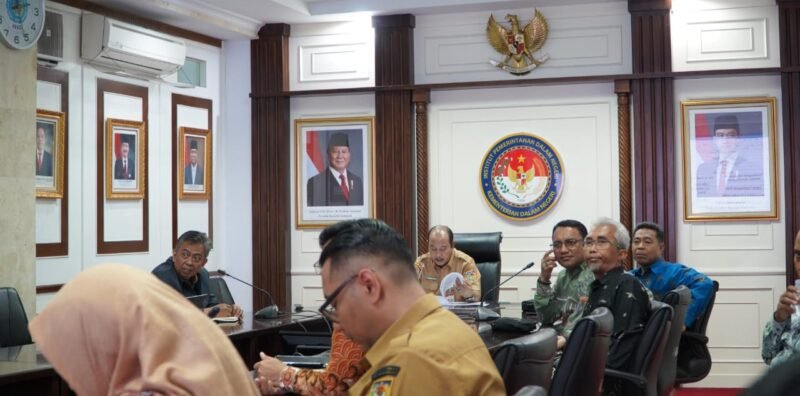 Rapat koordinasi yang diikuti Kepala Dinas PMD Halsel, M. Zaky Abdul Wahab, Kepala Dinas Kominfo, Statistik, dan Persandian Sutego serta Asisten 1 Bustamin Soleman. || dok : Kasedata 