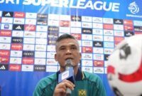 Pelatih Malut United Hendri Sosilo dalam Sesi konferensi pers jelang laga perdana kontra Bali United di Stadion Gelora Kie Raha. || dok : Kasedata