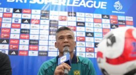 Pelatih Malut United Hendri Sosilo dalam Sesi konferensi pers jelang laga perdana kontra Bali United di Stadion Gelora Kie Raha. || dok : Kasedata