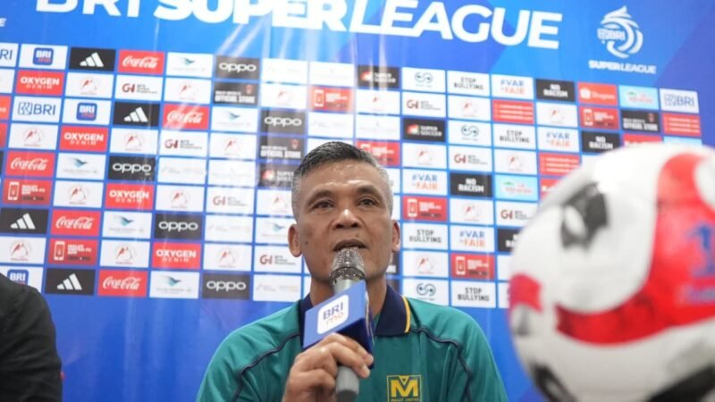 Pelatih Malut United Hendri Sosilo dalam Sesi konferensi pers jelang laga perdana kontra Bali United di Stadion Gelora Kie Raha. || dok : Kasedata