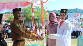 Pejabat Kepala Desa (Pj Kades) Fofau Ikram Samsudin menyerahkan bonus uang saku kepada salah satu anggota Paskibraka asal Dusun Pasir Putih, Desa Fofau, Kayoa Barat. || dok : Kasedata