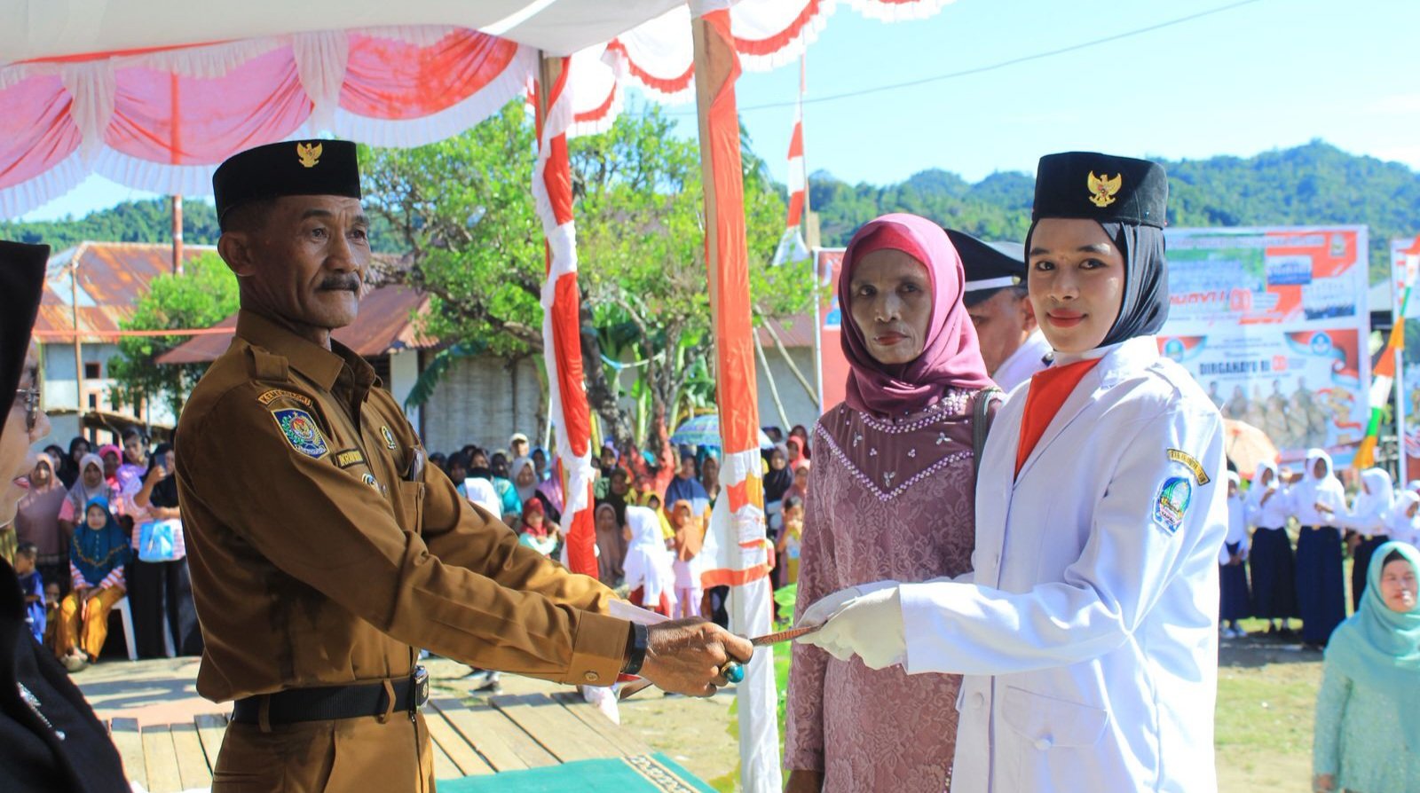 Harumkan Nama Desa, Pj Kades Fofau Berikan Bonus 1 Anggota Paskibraka ...