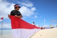 Penancapan dan pembentangan bendera Merah Putih di Pulau Sayafi dan Liwo. || dok : Sukarsi/Kasedata