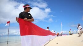 Penancapan dan pembentangan bendera Merah Putih di Pulau Sayafi dan Liwo. || dok : Sukarsi/Kasedata
