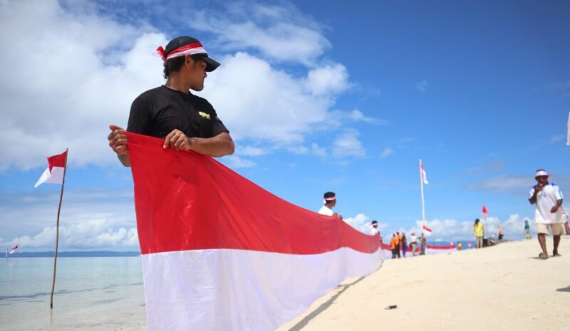 Penancapan dan pembentangan bendera Merah Putih di Pulau Sayafi dan Liwo. || dok : Sukarsi/Kasedata