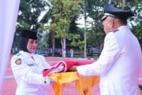 Wakil Gubernur Maluku Utara, H. Sarbin Sehe menerima bendera Merah Putih paska diturunkan Paskibraka. || dok : Ilham/Kasedata