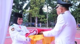 Wakil Gubernur Maluku Utara, H. Sarbin Sehe menerima bendera Merah Putih paska diturunkan Paskibraka. || dok : Ilham/Kasedata