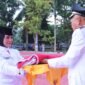 Wakil Gubernur Maluku Utara, H. Sarbin Sehe menerima bendera Merah Putih paska diturunkan Paskibraka. || dok : Ilham/Kasedata