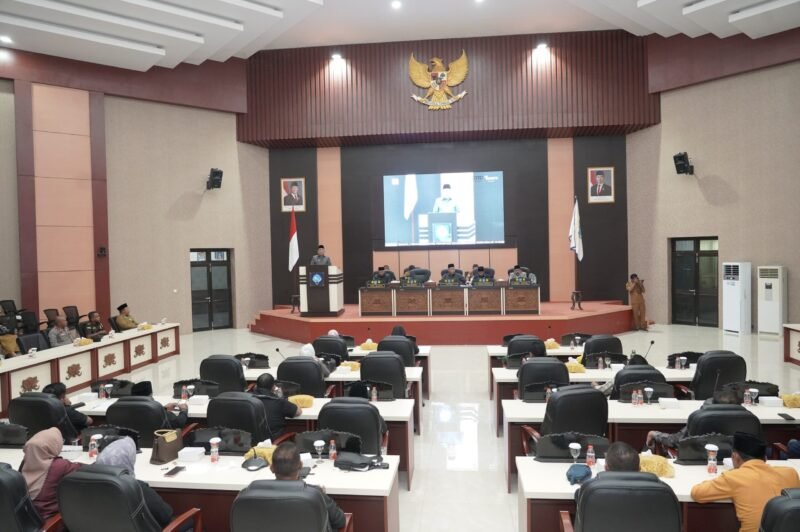 Pidato Wali Kota Ternate dalam rapat paripurna dengan dua agenda yakni Penandatanganan Nota Kesepakatan KUA-PPAS APBD Tahun 2026 serta penyampaian rancangan Perubahan APBD 2025 || Foto : Ewin_kasedata
