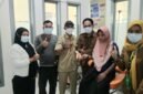 Pj Kades Fofau bersama Kepala PKM Busua mendampingi pasien lahiran yang rujuk ke RSUD Labuha. || dok : Kasedata