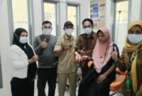 Pj Kades Fofau bersama Kepala PKM Busua mendampingi pasien lahiran yang rujuk ke RSUD Labuha. || dok : Kasedata