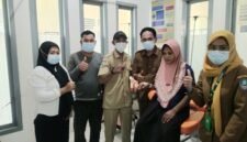 Pj Kades Fofau bersama Kepala PKM Busua mendampingi pasien lahiran yang rujuk ke RSUD Labuha. || dok : Kasedata