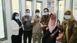 Pj Kades Fofau bersama Kepala PKM Busua mendampingi pasien lahiran yang rujuk ke RSUD Labuha. || dok : Kasedata