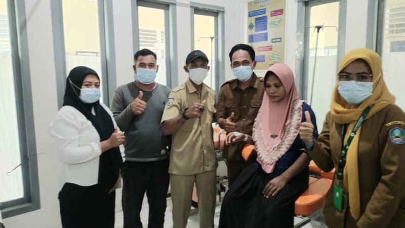 Pj Kades Fofau bersama Kepala PKM Busua mendampingi pasien lahiran yang rujuk ke RSUD Labuha. || dok : Kasedata