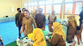 Gubernur Maluku Utara Sherly Tjaonda Laos diampingi Kepala Dinas Pendidikan dan Kebudayaan (Dikbud) Maluku Utara, Abubakar Abdullah memantau jalannya Pemeriksaan Kesehatan Gratis (PKG) di SMA Negeri 2 Kota Ternate. || dok : Ilham/Kasedata