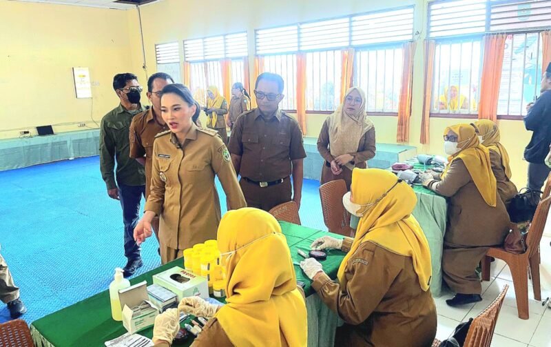 Gubernur Maluku Utara Sherly Tjaonda Laos diampingi Kepala Dinas Pendidikan dan Kebudayaan (Dikbud) Maluku Utara, Abubakar Abdullah memantau jalannya Pemeriksaan Kesehatan Gratis (PKG) di SMA Negeri 2 Kota Ternate. || dok : Ilham/Kasedata