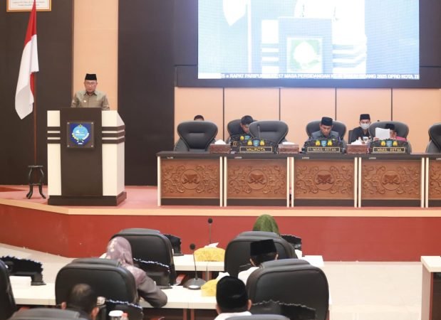 Wali Kota Ternate, Dr. H. M. Tauhid Soleman, saat menyampaikan jawaban atas pandangan umum fraksi-fraksi DPRD || Foto : istimewa