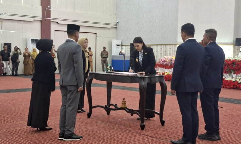 Gubernur Malut, Sherly Tjoanda Laos melantik 48 pejabat eselon III dan IV dilingkup Pemprov Malut. || dok : KASEDATA.ID
