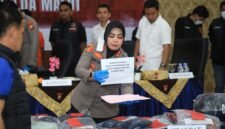 Konferensi pers pengungkapan kasus ini dipimpin langsung oleh Kapolda Maluku Utara, Irjen Pol Waris Agono, didampingi Kabid Humas Polda Malut, Direktur Reskrimum Polda Malut, dan Kapolres Ternate AKBP Anita Ratna Yulianto, Rabu (27/8/2025). || dok : KASEDATA.ID