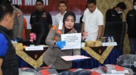 Konferensi pers pengungkapan kasus ini dipimpin langsung oleh Kapolda Maluku Utara, Irjen Pol Waris Agono, didampingi Kabid Humas Polda Malut, Direktur Reskrimum Polda Malut, dan Kapolres Ternate AKBP Anita Ratna Yulianto, Rabu (27/8/2025). || dok : KASEDATA.ID