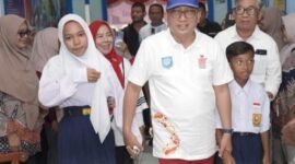Wali Kota saat mengantarkan dua anak yang sempat putus sekolah ke SMP Negeri 7 Kota Ternate || Foto : istimewa
