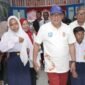 Wali Kota saat mengantarkan dua anak yang sempat putus sekolah ke SMP Negeri 7 Kota Ternate || Foto : istimewa