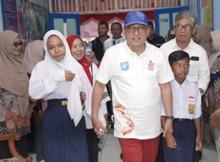Wali Kota saat mengantarkan dua anak yang sempat putus sekolah ke SMP Negeri 7 Kota Ternate || Foto : istimewa