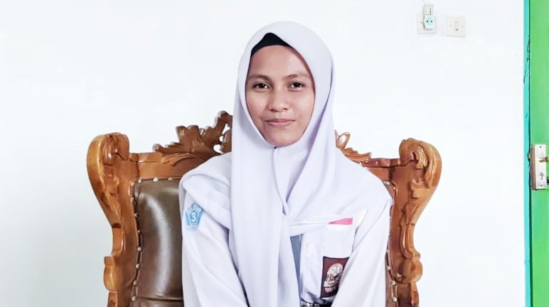 Siswi SMA Negeri 3 Kota Ternate, Maya Dira Suriandi || Foto : sukarsi_kasedata