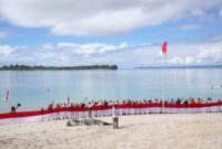 Suasana upacara HUT Kemerdekaan dipusatkan di pesisir Pulau Jiew, Pulau Liwo, Pulau Sayafi, yang berbatasan langsung dengan NKRI || dok : sukarsi_kasedata