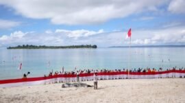 Suasana upacara HUT Kemerdekaan dipusatkan di pesisir Pulau Jiew, Pulau Liwo, Pulau Sayafi, yang berbatasan langsung dengan NKRI || dok : sukarsi_kasedata