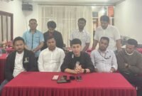 Bakal Calon Ketua Umum HIPMI Malut, Firadus Amir, bersama timnya saat menggelar konference pers usai mendaftar ke panitia pelaksana || Foto : kasedata.id