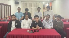 Bakal Calon Ketua Umum HIPMI Malut, Firadus Amir, bersama timnya saat menggelar konference pers usai mendaftar ke panitia pelaksana || Foto : kasedata.id