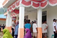 Warga Saketa saat menggelar aksi demonstrasi di Kantor Desa || Foto : istimewa