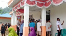 Warga Saketa saat menggelar aksi demonstrasi di Kantor Desa || Foto : istimewa