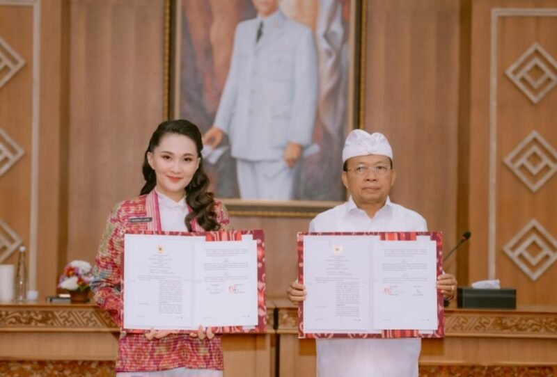 Penandatanganan MoU oleh Gubernur Maluku Utara, Sherly Tjoanda, bersama Gubernur Bali, I Wayan Koster, di Kantor Gubernur Bali, Denpasar, Senin (4/8/2025).