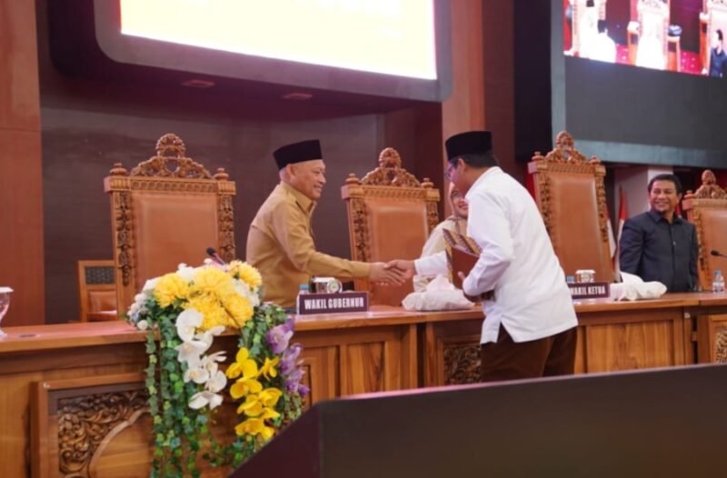 Wakil Gubernur Maluku Utara, Sarbin Sehe menghadiri rapat Paripurna masa persidangan ketiga tahun sidang 2024-2025 bertempat di ruang sidang utama DPRD Provinsi Maluku Utara, Senin, (4/8/2025).