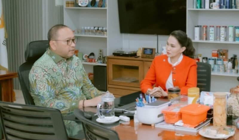Gubernur Sherly bersama Sekjen Kementerian Sosial RI, Robben Riko, di Jakarya, Selasa, (5/8/2025). || dok : Adpim Malut