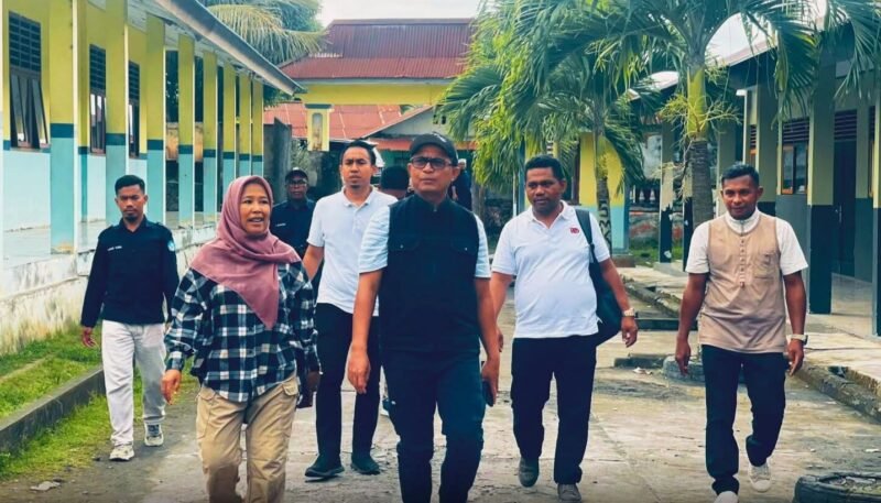 Kepala Dinas Pendidikan dan Kebudayaan (Kadikbud) Maluku Utara melaksanakan kunjungan kerja di SMA Pulau Morotai. || dok : Dikbud Malut