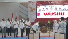 Pemukulan gong sebagai tanda dibukanya Kejurda Wushu 2025 oleh Wakil Gubernur Malut || Foto : Ridal_kasedata