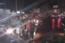 Sejumlah anak terpantau masih asik berjualan di area traffic light pada malam hari. || dok : Sukarsi/KASEDATA.ID