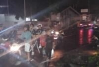 Sejumlah anak terpantau masih asik berjualan di area traffic light pada malam hari. || dok : Sukarsi/KASEDATA.ID