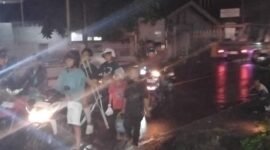 Sejumlah anak terpantau masih asik berjualan di area traffic light pada malam hari. || dok : Sukarsi/KASEDATA.ID