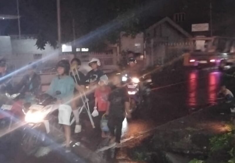 Sejumlah anak terpantau masih asik berjualan di area traffic light pada malam hari. || dok : Sukarsi/KASEDATA.ID