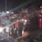 Sejumlah anak terpantau masih asik berjualan di area traffic light pada malam hari. || dok : Sukarsi/KASEDATA.ID