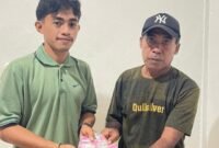 Kaur Keuangan Desa Kokotu, Muamar Arman saat menyerahkan gaji dan insentif para perangkat desa. || dok : Ridal Lahani/KASEDATA.ID