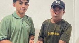 Kaur Keuangan Desa Kokotu, Muamar Arman saat menyerahkan gaji dan insentif para perangkat desa. || dok : Ridal Lahani/KASEDATA.ID